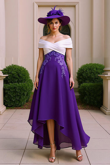 Une ligne violet col en V froncé robe mère de la mariée avec appliques de dentelle